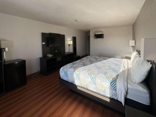 1 dormitorio con 1 cama y TV de pantalla plana en Motel 6-Fond Du Lac, WI en Fond du Lac