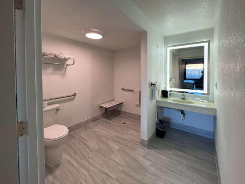 y baño con aseo, lavabo y espejo. en Motel 6-Fond Du Lac, WI en Fond du Lac
