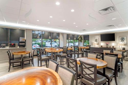 um restaurante com mesas, cadeiras e janelas em Best Western Plus Greenville I-385 Inn & Suites em Greenville