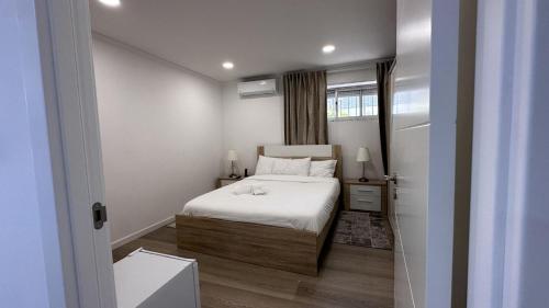 a small bedroom with a bed and a window at DOCE DREAM GUEST HOUSE in Santa Iria da Azóia