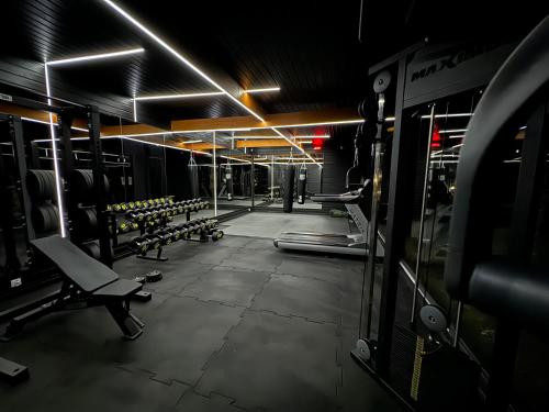 Fitnesa centrs un/vai fitnesa iespējas naktsmītnē Lumi Resort Domki letniskowe z podgrzewanym basenem