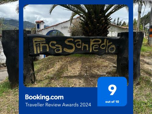 ein Zeichen, das Inka Sakredro mit einer Palme im Hintergrund liest in der Unterkunft Finca San Pedro in Sogamoso