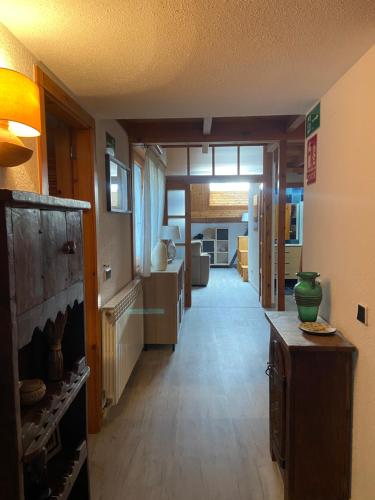 Un pasillo con una sala de estar y una habitación con una mesa. en Mamá Mila, en Briviesca