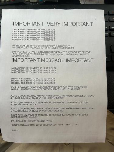 a piece of paper with a typed incorrect message at Auberge Jeunesse La Belle Planete Backpackers Hostel in Quebec City