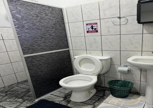 a bathroom with a toilet and a shower and a sink at Residencial Margarida APART 5 in Presidente Figueiredo
