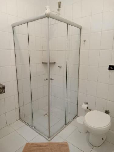 グアラティンゲタにあるBLUES HOTELのトイレ付きのバスルームのガラス製シャワー