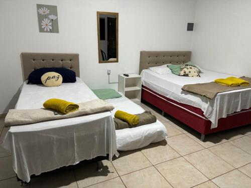 Residencial Margarida APART 4 في بريزدنته فيغويردو: سريرين في غرفة مع سريرين sidx sidx sidx
