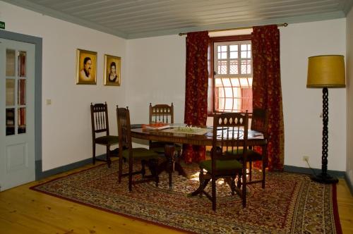 a dining room with a table and chairs at Solar dos Caldeira e Bourbon in Zebras