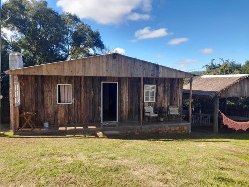 Cabaña de madera con patio con hamaca en Sítio pousada e Refúgio lazer e eventos en Santana do Livramento