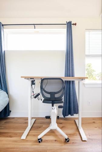 a desk with a chair in a bedroom at Designer NEW 10min dt Pet friendly 7min Park-Room A in Austin
