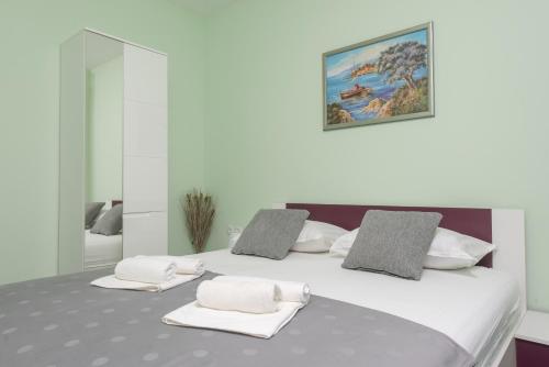Posteľ alebo postele v izbe v ubytovaní Villa Barbara-Kastela with heated pool