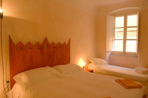 sypialnia z 2 łóżkami i oknem w obiekcie La Tata B&B w mieście Lerici