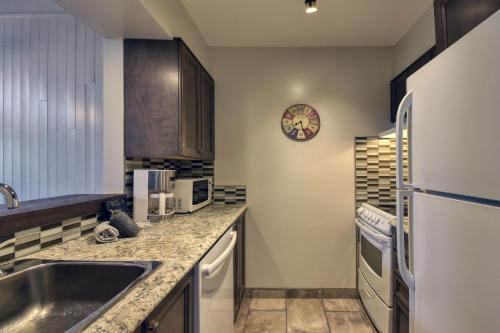 Dapur atau dapur kecil di Stunning Condo - View on Lake Tremblant & Mountain