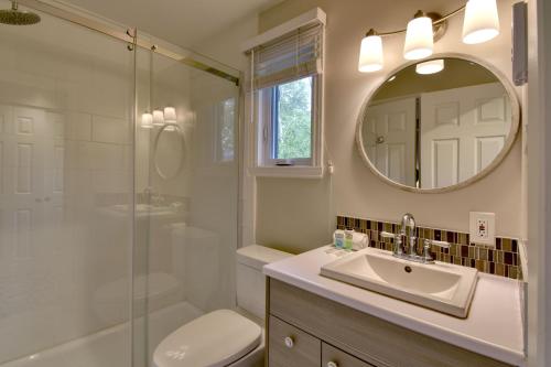 蒙特朗布朗的住宿－Stunning Condo - View on Lake Tremblant & Mountain，浴室配有卫生间水槽和淋浴。