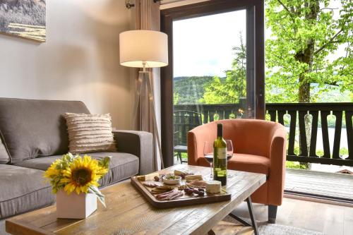 Ruang duduk di Stunning Condo - View on Lake Tremblant & Mountain