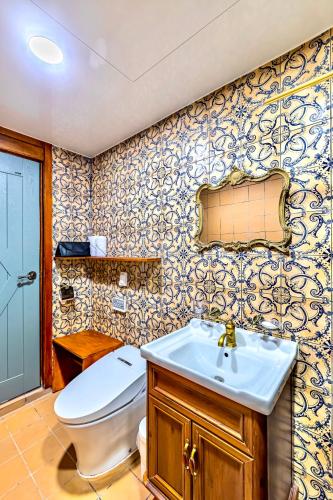 a bathroom with a toilet and a sink at Yeongjingil 51 in Gangneung