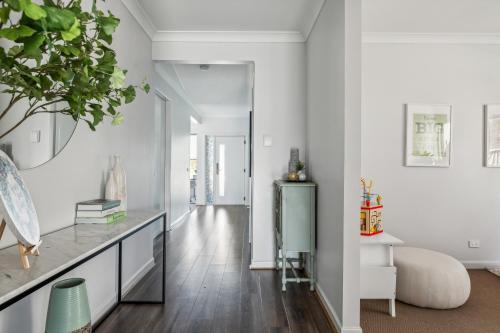 Ruang duduk di Shine Point Cook - Elegant Home Sweet Home