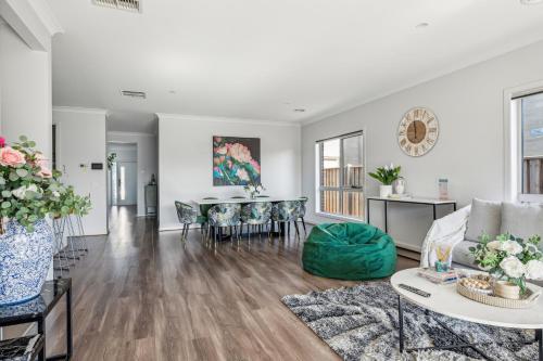 Ruang duduk di Shine Point Cook - Elegant Home Sweet Home