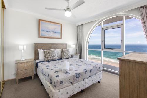 1 dormitorio con 1 cama y vistas al océano en Boulevard Towers on Broadbeach, en Gold Coast