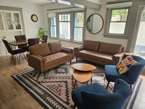 sala de estar con sofá, sillas y mesa en Entire home in Historic Long Beach close to shops en Long Beach