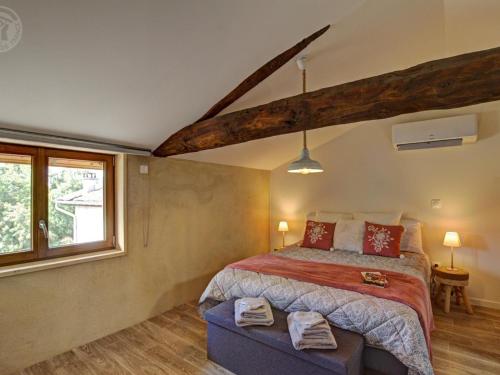 um quarto com uma cama grande e uma janela em Gîte Saint-Cyr-les-Vignes, 3 pièces, 6 personnes - FR-1-496-310 em Saint-Cyr-les-Vignes