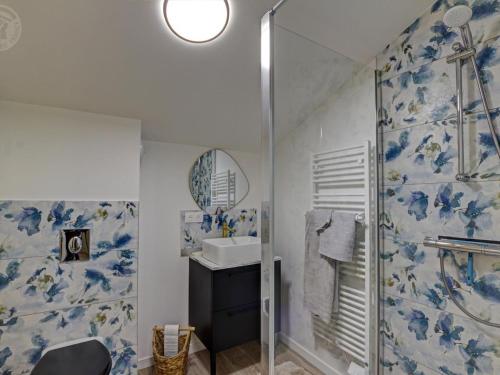 uma casa de banho com um chuveiro, um lavatório e um espelho. em Gîte Saint-Cyr-les-Vignes, 3 pièces, 6 personnes - FR-1-496-310 em Saint-Cyr-les-Vignes