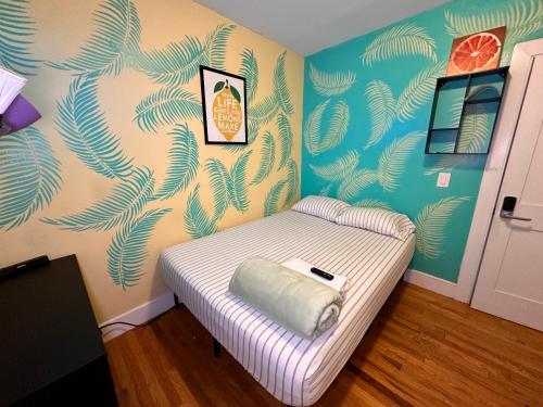 een slaapkamer met een bed met een muurschildering van palmbomen bij Lemon private room with shared bathroom in New York