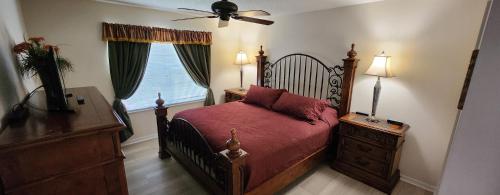 1 dormitorio con 1 cama y ventilador de techo en More than 50 5-STAR Ratings Tell You All You Need to Know, en Kissimmee