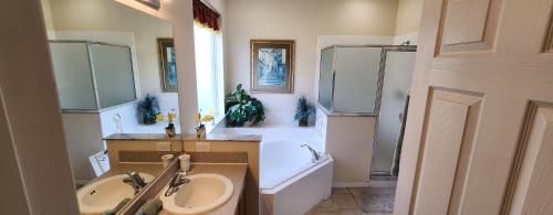 y baño con lavabo, bañera y aseo. en More than 50 5-STAR Ratings Tell You All You Need to Know, en Kissimmee