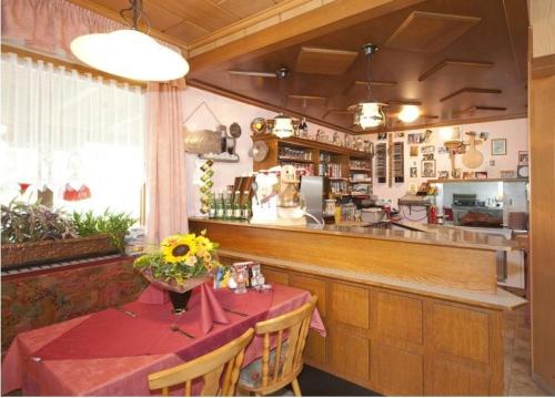 テルフスにあるBed & Breakfast Plattenhofのテーブル付きのキッチン、カウンター付きのキッチンが備わります。