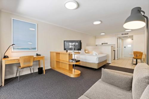 ein Hotelzimmer mit Bett und Schreibtisch in der Unterkunft Manly Seabreeze in Sydney