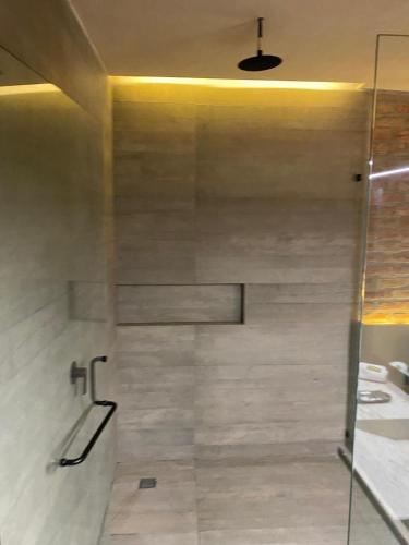 a shower in a bathroom with a glass wall at Motel London in Guadalajara