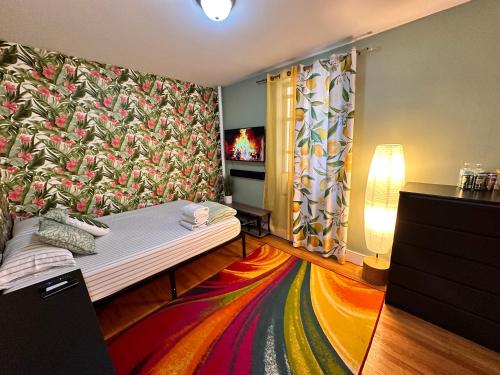 um quarto com uma cama com um mural de flores na parede em queen size room with shared bathroom em Nova Iorque