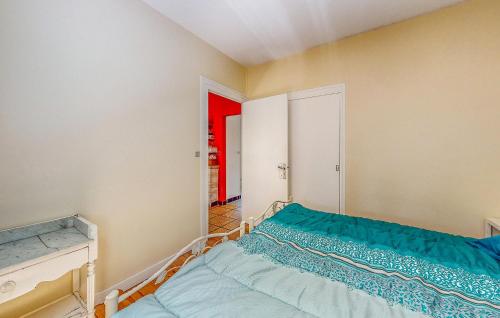 - une chambre avec un lit et une porte rouge dans l'établissement Nice Home In Saint-Georges-De-Didon, à Saint-Georges-de-Didonne