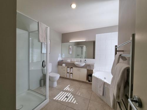布倫海姆的住宿－文特納酒店，浴室配有卫生间、盥洗盆和淋浴。