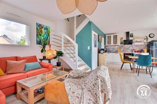 un salon avec un canapé et une table dans l'établissement L'escale bleue, à Belz