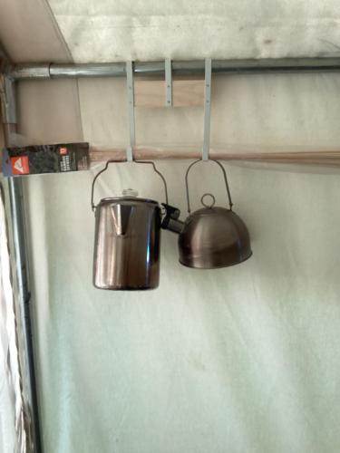ein Paar Lichter, die an einer Wand hängen in der Unterkunft Sticks creekside Living in Turtletown