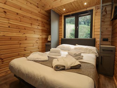 מיטה או מיטות בחדר ב-The Shepherds Hut at Bridge Lake Farm & Fishery