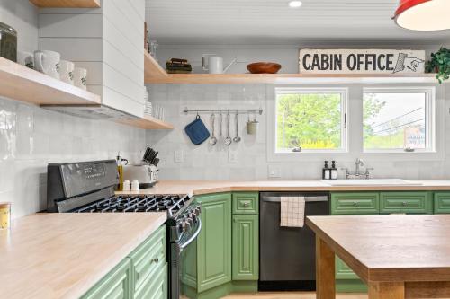 Dapur atau dapur kecil di Pemi Cabins