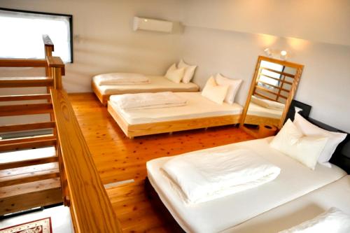 2 łóżka w pokoju z 2 łóżkami piętrowymi w obiekcie Hotel Little Swiss House w mieście Motobu