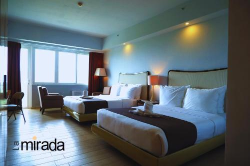 Postel nebo postele na pokoji v ubytování La Mirada Hotel