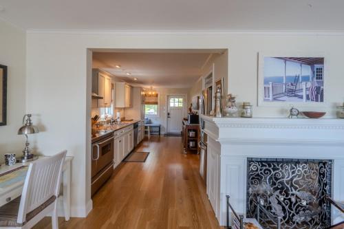 Η κουζίνα ή μικρή κουζίνα στο Ocean Front Property In Wickford Village