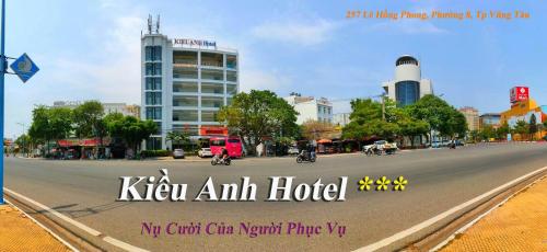 頭頓的住宿－Kieu Anh Hotel Vung Tau，一条城市街道,街道上拥有汽车和摩托车,建筑