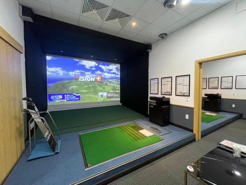 a room with a video game projected on a large screen at KOVIE HOTEL in Ðoan Xá