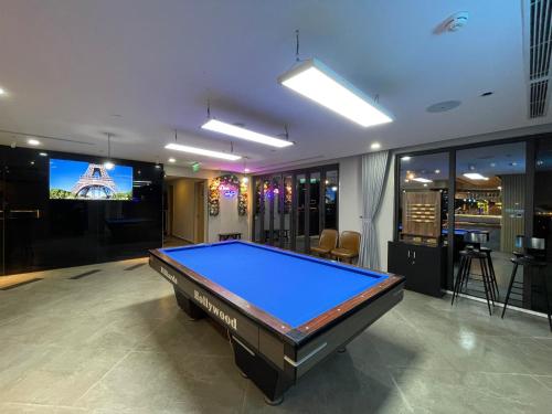 a pool table in a room with a tv at KOVIE HOTEL in Ðoan Xá