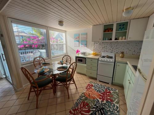 uma cozinha com mesa e cadeiras num quarto em Sealofts On The Beach em Frigate Bay