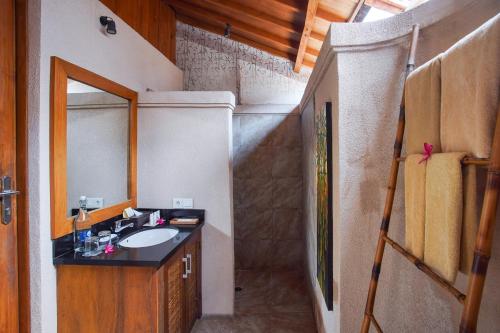 a bathroom with a sink and a shower at Pearl of Trawangan in Gili Trawangan