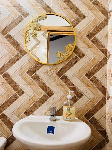 a bathroom with a sink and a mirror at Hostal El Palacio Del Descanso in Villa de Leyva