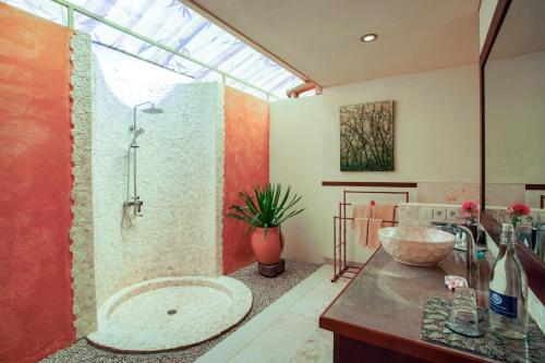 une salle de bain avec douche et lavabo dans l'établissement Pearl of Trawangan, à Gili Trawangan