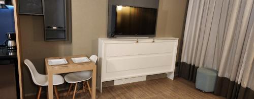 TV a/nebo společenská místnost v ubytování AlphaStay by Alpha - StayService